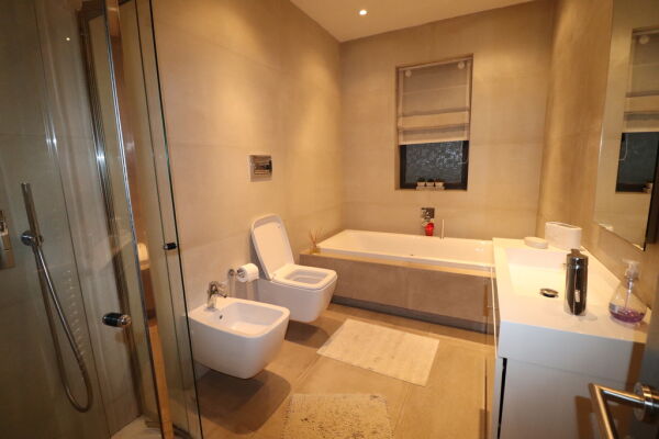 Sliema, Luxurious Finish Apartment - Ref No 000538 - Image 12