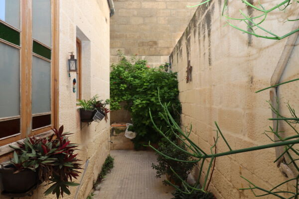 Sliema, Furnished Town House - Ref No 002334 - Image 3