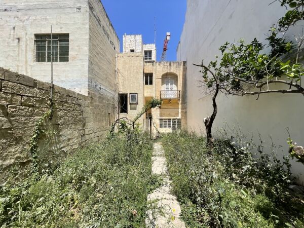 Sliema, Unconverted Town House - Ref No 002918 - Image 2