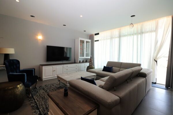 Pender Gardens, Luxury Furnished Apartment - Ref No 003814 - Image 2