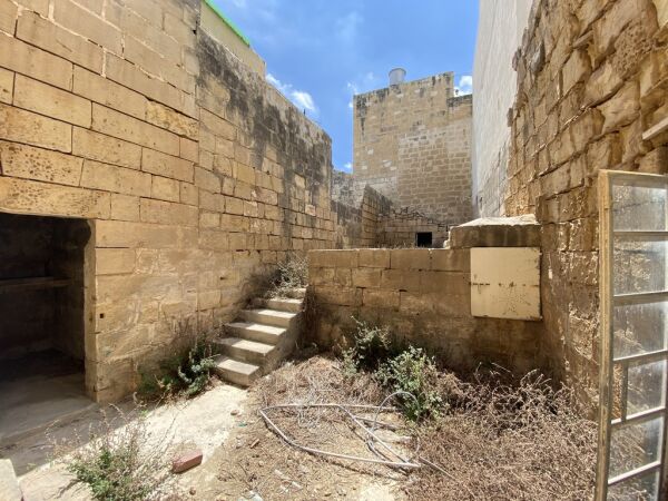 Luqa, Unconverted House of Character - Ref No 004185 - Image 10