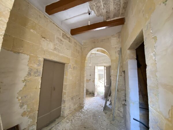 Luqa, Unconverted House of Character - Ref No 004185 - Image 8