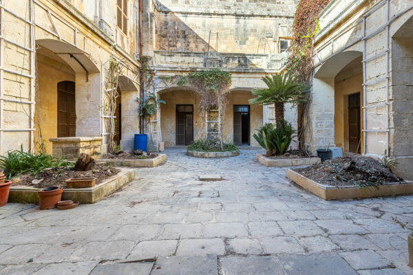 Mdina, Unconverted Palazzo - Ref No 005311 - Image 7