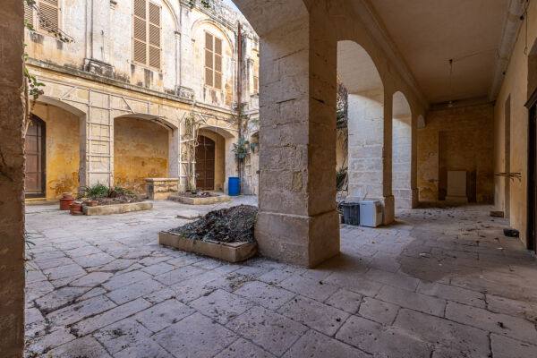 Mdina, Unconverted Palazzo - Ref No 005311 - Image 4