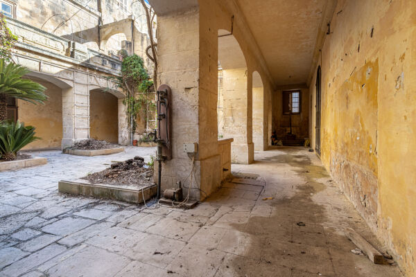 Mdina, Unconverted Palazzo - Ref No 005311 - Image 12