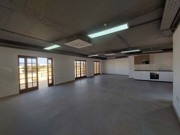 Mosta, Finished Office - Ref No 006213 - Image 4