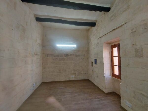 Mosta, Finished Office - Ref No 006213 - Image 7