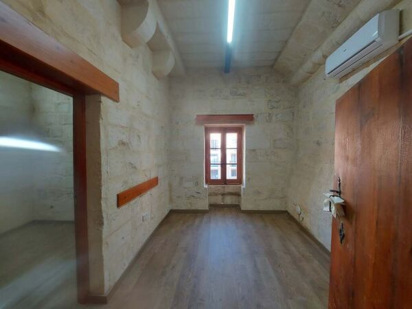 Mosta, Finished Office - Ref No 006213 - Image 8