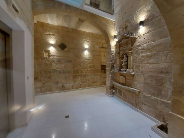 Mosta, Finished Office - Ref No 006213 - Image 2