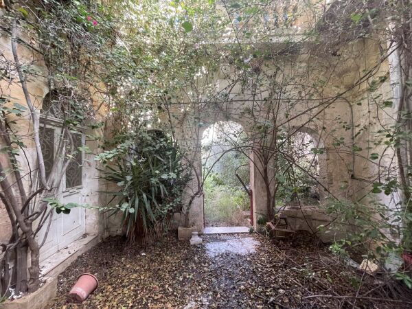 Attard, Unconverted Town House - Ref No 006336 - Image 1