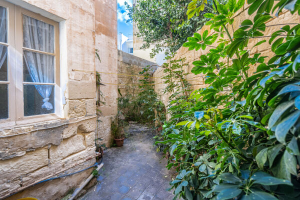 Sliema Unconverted Town House - Ref No 007278 - Image 10