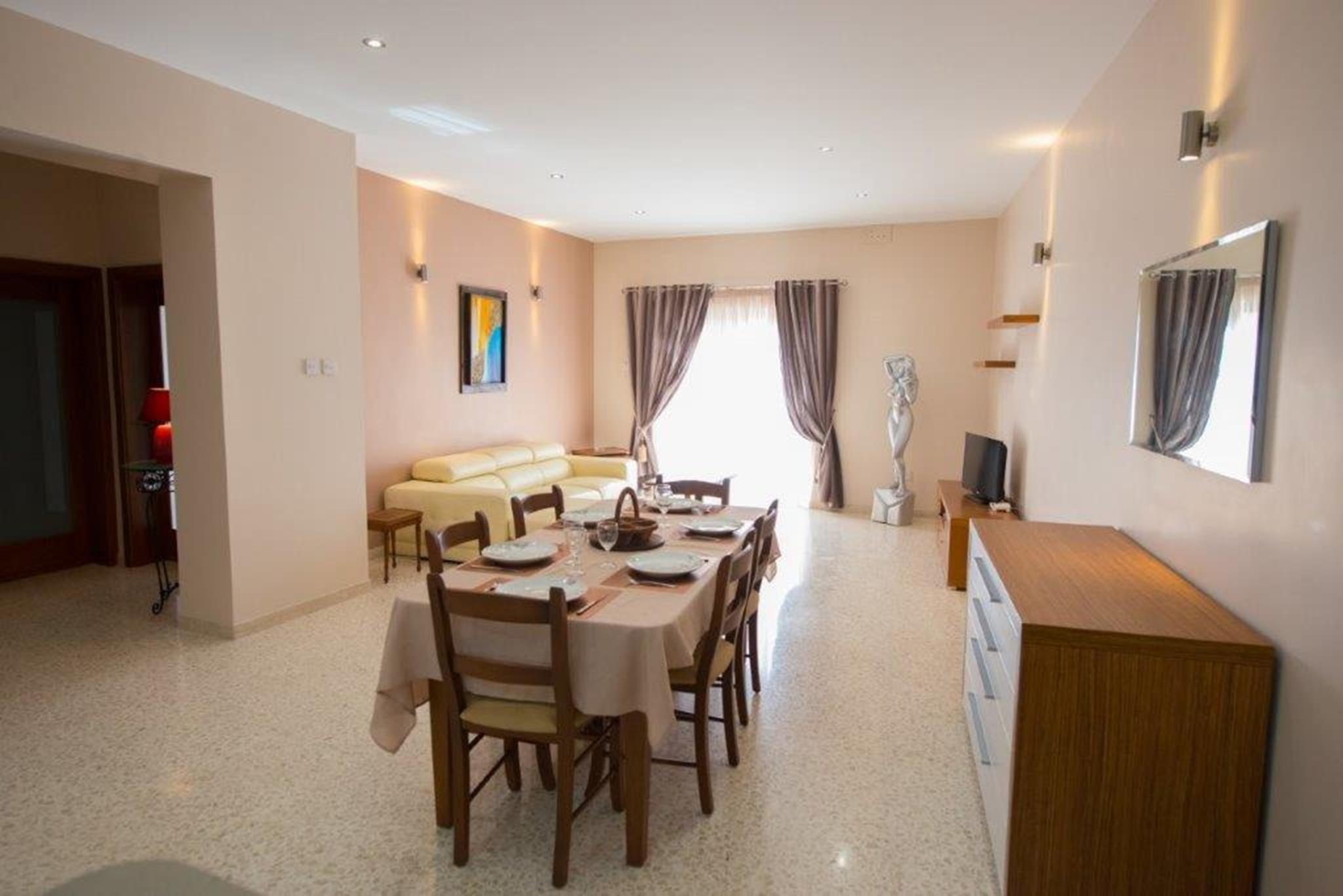 Vittoriosa (Birgu) Apartment - Ref No 001398 - Image 2