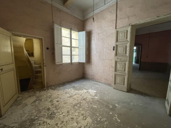 Valletta, Unconverted Town House - Ref No 006595 - Image 7