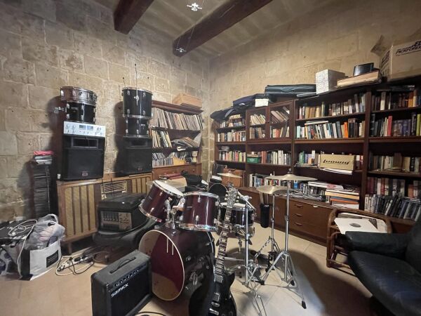 Valletta, Converted Town House - Ref No 006598 - Image 9